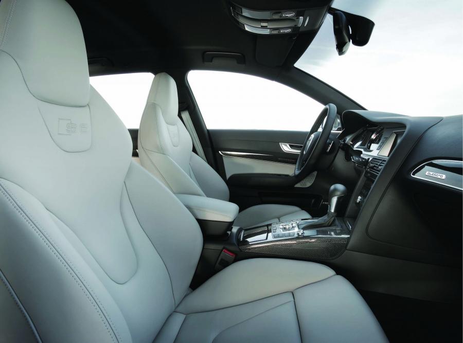 Интерьер Audi S6 Sedan (4F, C6) 2006 года  (фото 3 из 35)